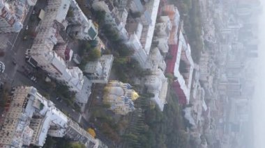 Ukrayna 'nın dikey video başkenti Kyiv. Hava görüntüsü. Kiev