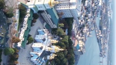 Ukrayna 'nın dikey video başkenti Kyiv. Hava görüntüsü. Kiev