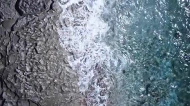 Sahile yakın bir yerde dikey bir deniz manzarası var. Kıyı sahili kıyılarına yakın çekim. Yavaş çekim