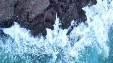 Sahile yakın bir yerde dikey bir deniz manzarası var. Kıyı sahili kıyılarına yakın çekim. Yavaş çekim