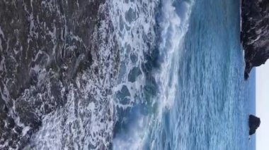 Sahile yakın bir yerde dikey bir deniz manzarası var. Kıyı sahili kıyılarına yakın çekim. Yavaş çekim