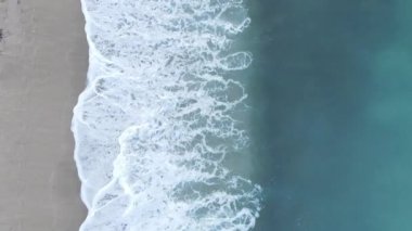 Sahile yakın bir yerde dikey bir deniz manzarası var. Kıyı sahili kıyılarına yakın çekim. Yavaş çekim