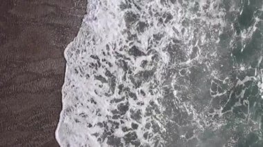 Sahile yakın bir yerde dikey bir deniz manzarası var. Kıyı sahili kıyılarına yakın çekim. Yavaş çekim