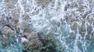 Sahile yakın bir yerde dikey bir deniz manzarası var. Kıyı sahili kıyılarına yakın çekim. Yavaş çekim