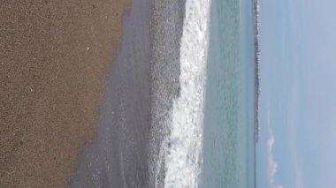 Sahile yakın bir yerde dikey bir deniz manzarası var. Kıyı sahili kıyılarına yakın çekim. Yavaş çekim