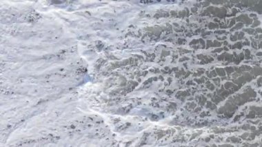 Sahile yakın bir yerde dikey bir deniz manzarası var. Kıyı sahili kıyılarına yakın çekim. Yavaş çekim