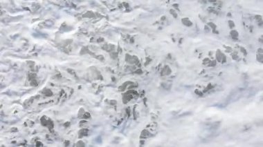 Sahile yakın bir yerde dikey bir deniz manzarası var. Kıyı sahili kıyılarına yakın çekim. Yavaş çekim