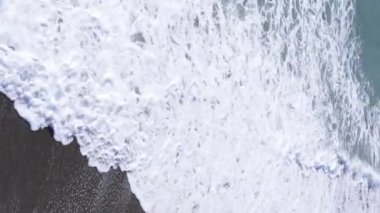 Sahile yakın bir yerde dikey bir deniz manzarası var. Kıyı sahili kıyılarına yakın çekim. Yavaş çekim