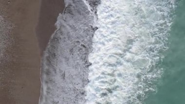 Sahile yakın bir yerde dikey bir deniz manzarası var. Kıyı sahili kıyılarına yakın çekim. Yavaş çekim