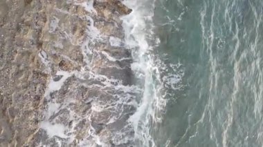 Sahile yakın bir yerde dikey bir deniz manzarası var. Kıyı sahili kıyılarına yakın çekim. Yavaş çekim