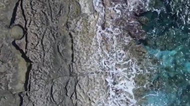 Sahile yakın bir yerde dikey bir deniz manzarası var. Kıyı sahili kıyılarına yakın çekim. Yavaş çekim