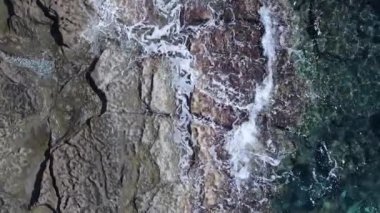 Sahile yakın bir yerde dikey bir deniz manzarası var. Kıyı sahili kıyılarına yakın çekim. Yavaş çekim