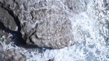 Sahile yakın bir yerde dikey bir deniz manzarası var. Kıyı sahili kıyılarına yakın çekim. Yavaş çekim