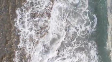 Sahile yakın bir yerde dikey bir deniz manzarası var. Kıyı sahili kıyılarına yakın çekim. Yavaş çekim