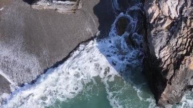 Sahile yakın bir yerde dikey bir deniz manzarası var. Kıyı sahili kıyılarına yakın çekim. Yavaş çekim