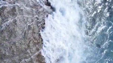 Sahile yakın bir yerde dikey bir deniz manzarası var. Kıyı sahili kıyılarına yakın çekim. Yavaş çekim