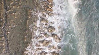 Sahile yakın bir yerde dikey bir deniz manzarası var. Kıyı sahili kıyılarına yakın çekim. Yavaş çekim