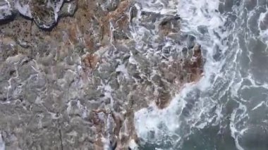 Sahile yakın bir yerde dikey bir deniz manzarası var. Kıyı sahili kıyılarına yakın çekim. Yavaş çekim