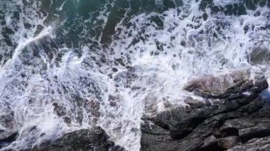 Sahile yakın bir yerde dikey bir deniz manzarası var. Kıyı sahili kıyılarına yakın çekim. Yavaş çekim