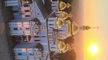 Sabah St. Michaels Altın Kubbe Manastırı 'nın dikey videosu. Kyiv, Ukrayna
