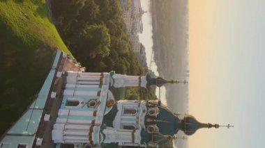 Sabahleyin St. Andrews Kilisesi 'nin dikey videosu. Kyiv, Ukrayna