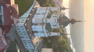 Sabahleyin St. Andrews Kilisesi 'nin dikey videosu. Kyiv, Ukrayna