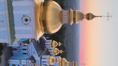 Sabah St. Michaels Altın Kubbe Manastırı 'nın dikey videosu. Kyiv, Ukrayna