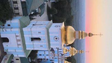 Sabah St. Michaels Altın Kubbe Manastırı 'nın dikey videosu. Kyiv, Ukrayna