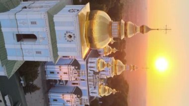 Sabah St. Michaels Altın Kubbe Manastırı 'nın dikey videosu. Kyiv, Ukrayna