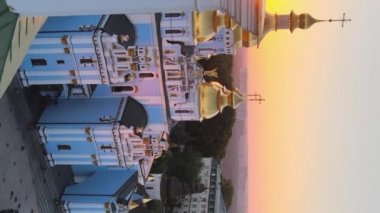 Sabah St. Michaels Altın Kubbe Manastırı 'nın dikey videosu. Kyiv, Ukrayna