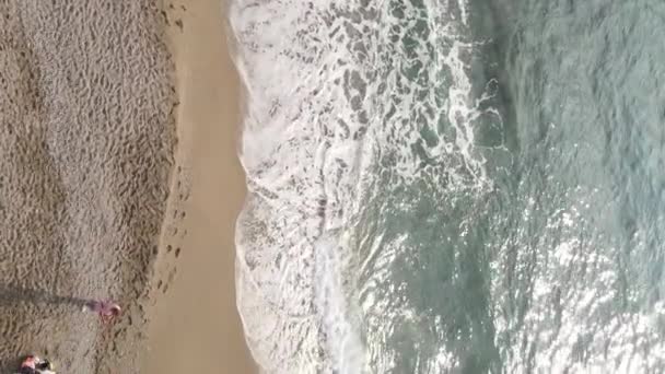 Vidéo verticale mer près de la côte - gros plan sur le paysage marin côtier. Mouvement lent