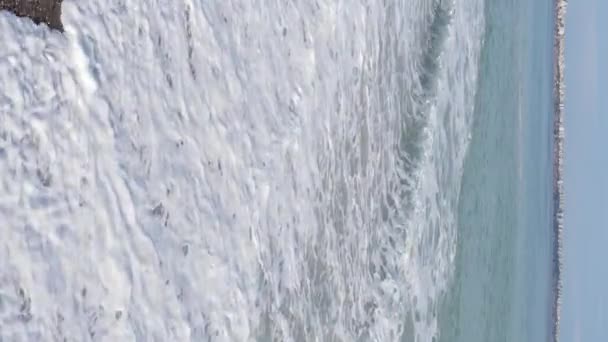 Vertikale Videowand in Küstennähe - Nahaufnahme der Küstenlandschaft. Zeitlupe — Stockvideo