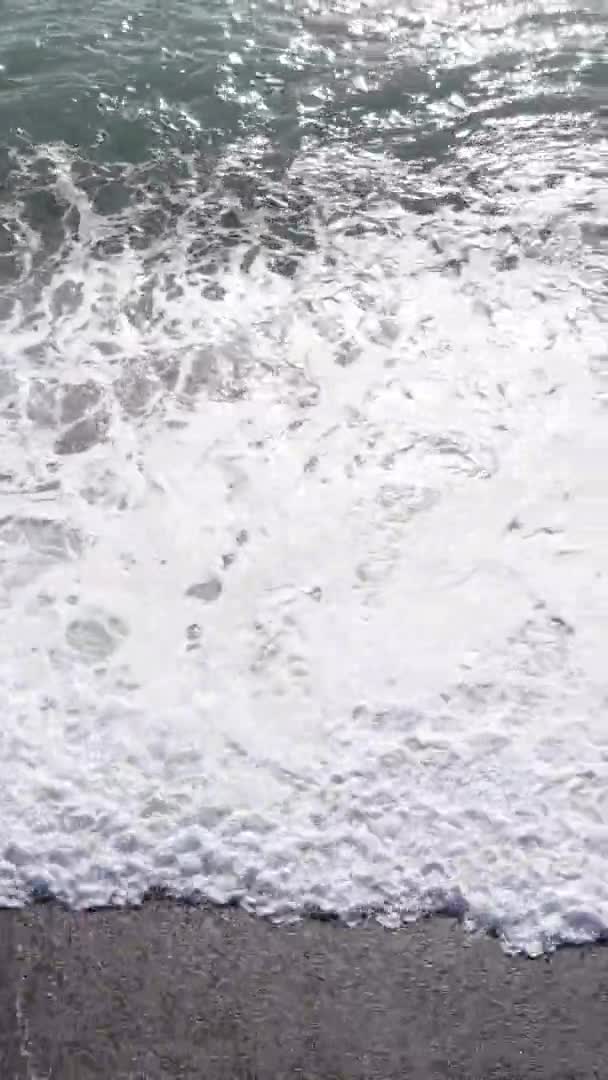 Vertical video sea near the coast - close-up of the coastal seascape. Slow motion — Stock Video