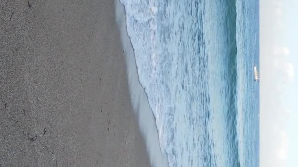 Κατακόρυφη θάλασσα βίντεο κοντά στην ακτή - κοντινό πλάνο του παράκτιου θαλασσινού τοπίου. Αργή κίνηση — Αρχείο Βίντεο