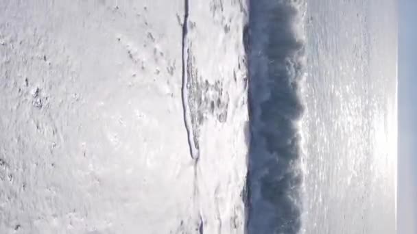 Video mare verticale vicino alla costa - primo piano del paesaggio marino costiero. Rallentatore — Video Stock