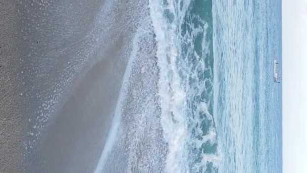 Κατακόρυφη θάλασσα βίντεο κοντά στην ακτή - κοντινό πλάνο του παράκτιου θαλασσινού τοπίου. Αργή κίνηση — Αρχείο Βίντεο