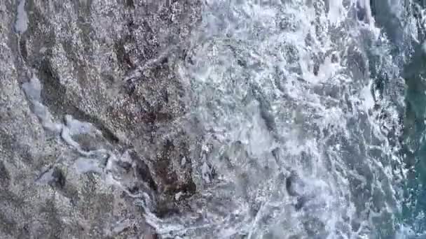 해양 해양 해양 근처의 수직 영상 바다 - 해안의 계절의 망토의 근접 사진. 느린 동작 — 비디오