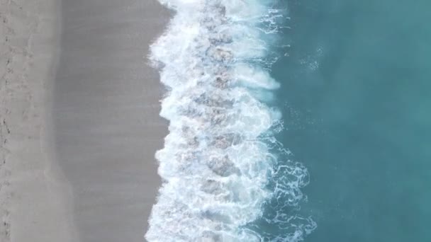 Video mare verticale vicino alla costa - primo piano del paesaggio marino costiero. Rallentatore — Video Stock