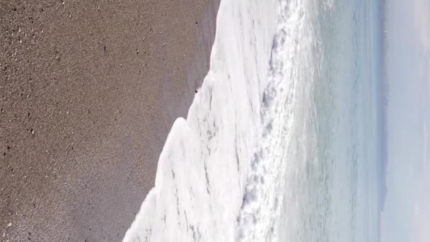ทะเลวิดีโอแนวตั้งใกล้ชายฝั่ง - ภาพระยะใกล้ของแนวชายฝั่งทะเล. การเคลื่อนไหวช้า — วีดีโอสต็อก