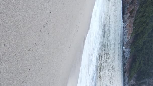 Вертикальне відео море біля узбережжя - крупним планом узбережжя моря. Повільний рух — стокове відео