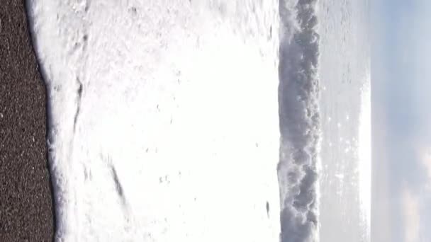 Vertical video sea near the coast - close-up of the coastal seascape. Slow motion — Stock Video