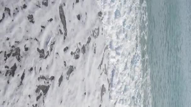 Vídeo mar vertical perto da costa - close-up da paisagem costeira. Movimento lento — Vídeo de Stock