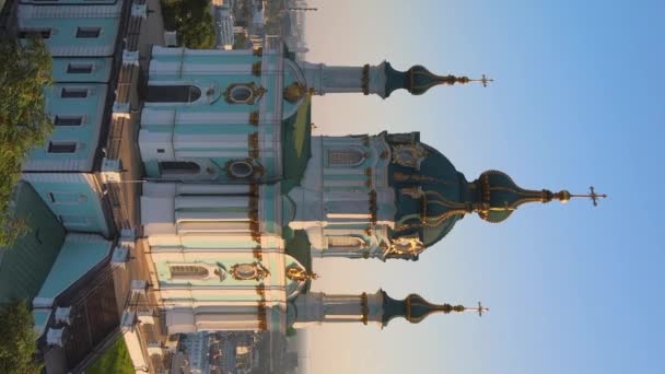 Vídeo vertical de la iglesia de St. Andrews por la mañana. Kiev, Ucrania — Vídeos de Stock