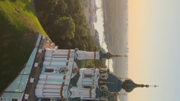 Vídeo vertical de la iglesia de St. Andrews por la mañana. Kiev, Ucrania — Vídeos de Stock