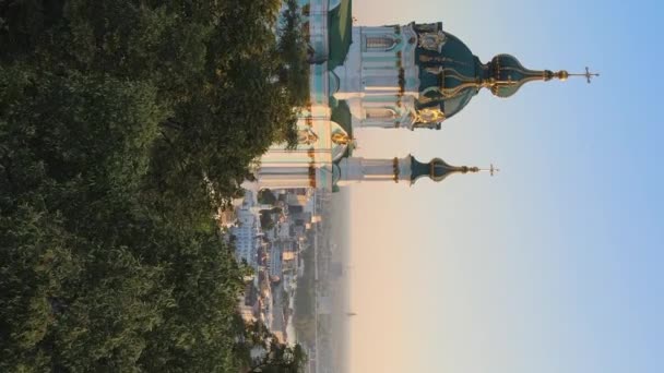午前中に聖アンドリュース教会の垂直ビデオ.ウクライナのキエフ — ストック動画