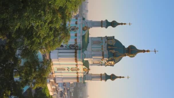 Vertikales Video der Andreaskirche am Morgen. Kiew, Ukraine — Stockvideo