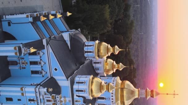Vídeo vertical del Monasterio de la Cúpula Dorada de San Miguel por la mañana. Kiev, Ucrania — Vídeo de stock