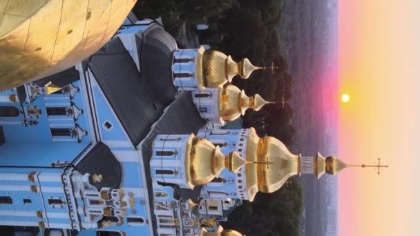 Vídeo vertical del Monasterio de la Cúpula Dorada de San Miguel por la mañana. Kiev, Ucrania — Vídeos de Stock