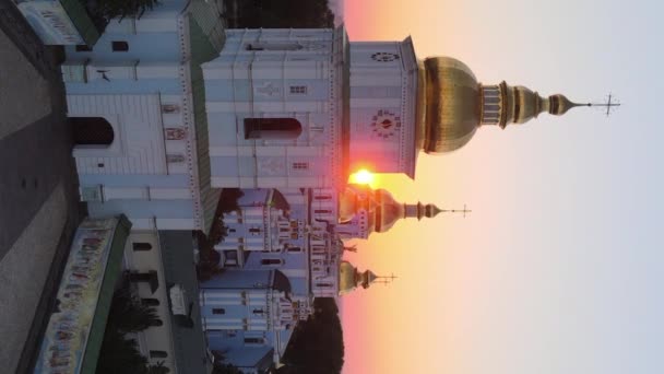 Vertikal video av St Michaels Golden-Domed kloster på morgonen. Kiev, Ukraina — Stockvideo