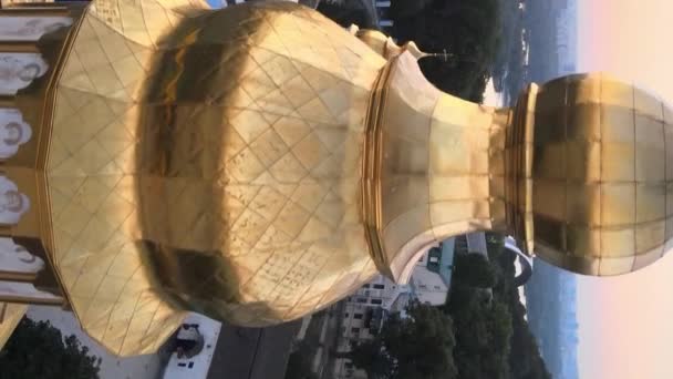 Vídeo vertical do Mosteiro de São Miguel Cúpula Dourada pela manhã. Kiev, Ucrânia — Vídeo de Stock